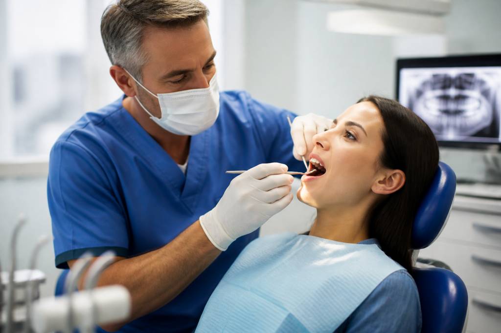 Implanter des dents : tout savoir sur les implants dentaires et les solutions de remplacement