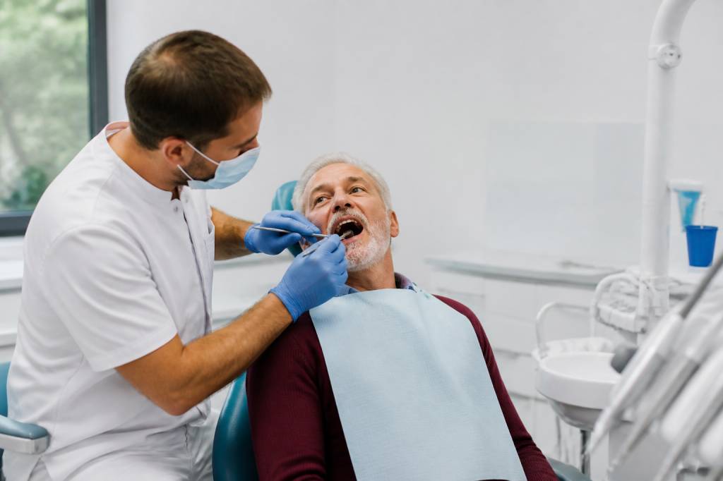 Implants dentaires prix en france : combien coûte un traitement complet ?