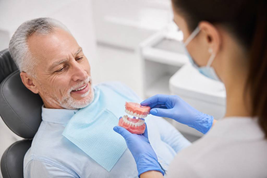 Dentier fixe sans implant : quel prix et quelles alternatives ?