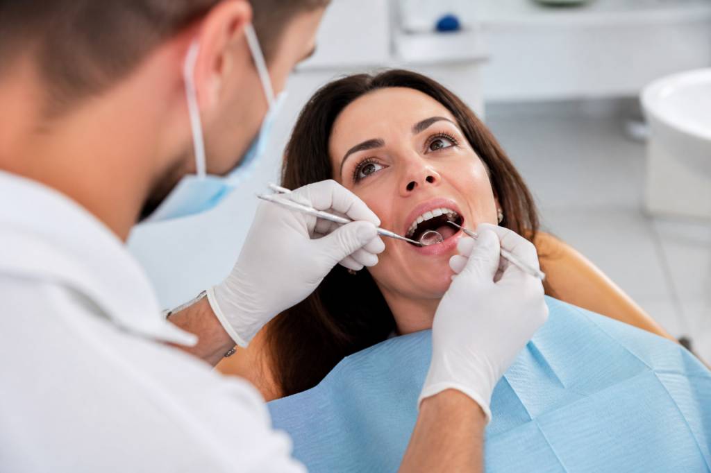 Implanter une dent : prix, étapes et facteurs à prendre en compte
