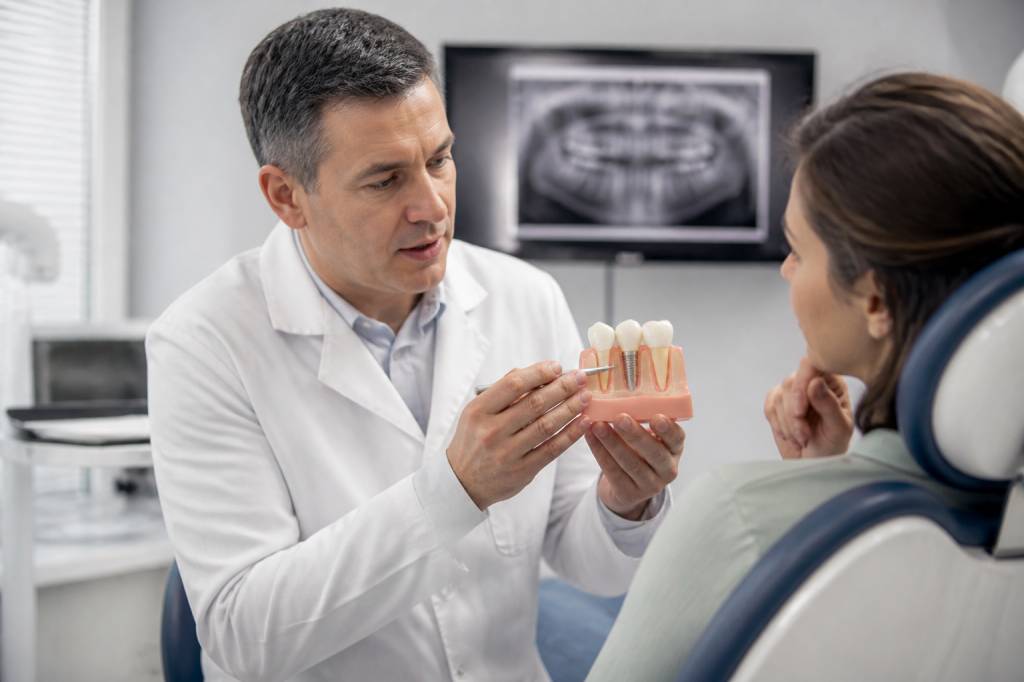 Dental implants vs bridge : quelle solution choisir pour remplacer une dent manquante ?