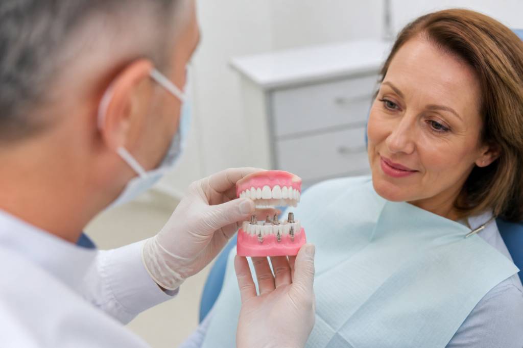 Dentier fixe sur implants prix : tarifs, solutions et facteurs à considérer